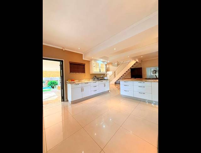 5 BEDROOM HOUSE FOR SALE IN BRYANSTON